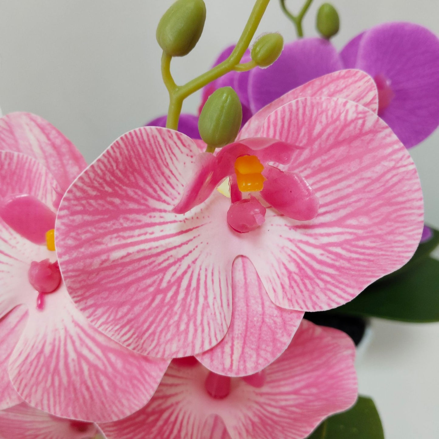 Simulated Phalaenopsis potted plants with seven flowers and four flowers, New Year's Eve flowers housewarming gifts, placed in the living room, light luxury home furnishing hotel